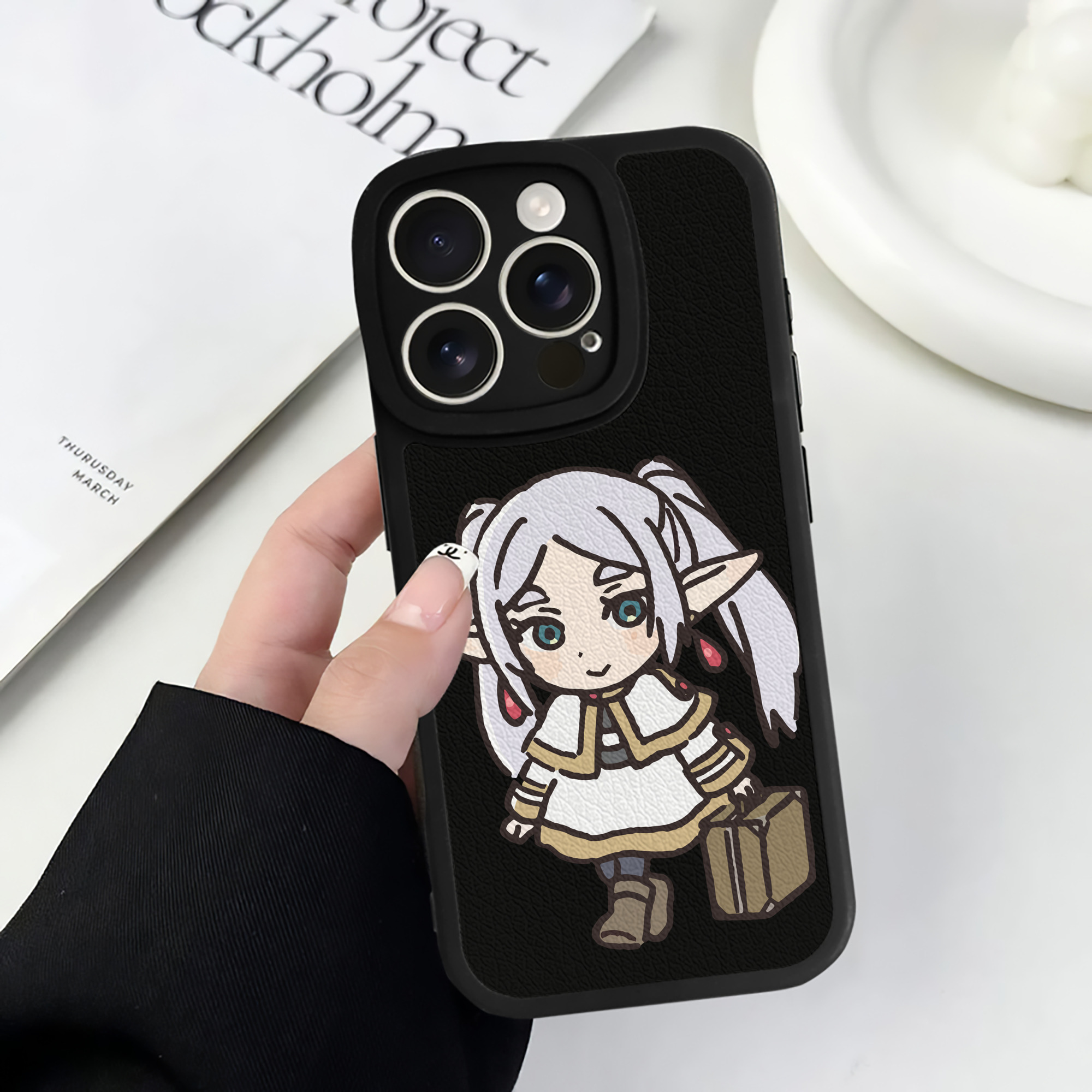 （画像用） 葬送のフリーレン Frieren 【iPhone 16シリーズ対応】シリコンスマホケース（レザー調） 材質：シリコン